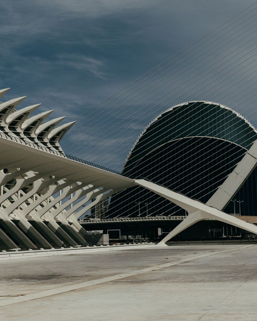 El Hemisfèric de la Ciudad de las Artes y las Ciencias de Valencia reflejado en su lámina de agua al atardecer, con el Museu de les Ciències detrás