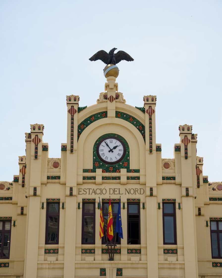 Fachada modernista de la Estación del Norte de Valencia con sus mosaicos de naranjas y cerámica, vista desde la calle Xàtiva con gente pasando