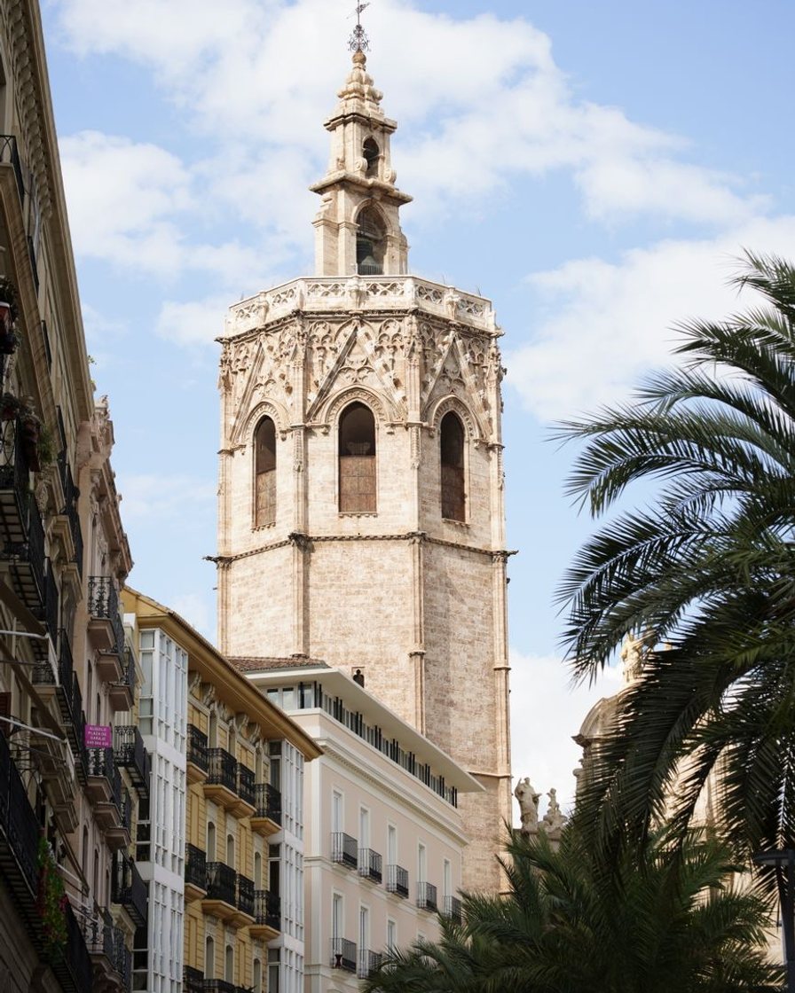 Vista desde lo alto del Micalet, el campanario octogonal de la Catedral de Valencia, sobre los tejados de teja y las cúpulas azules del casco histórico