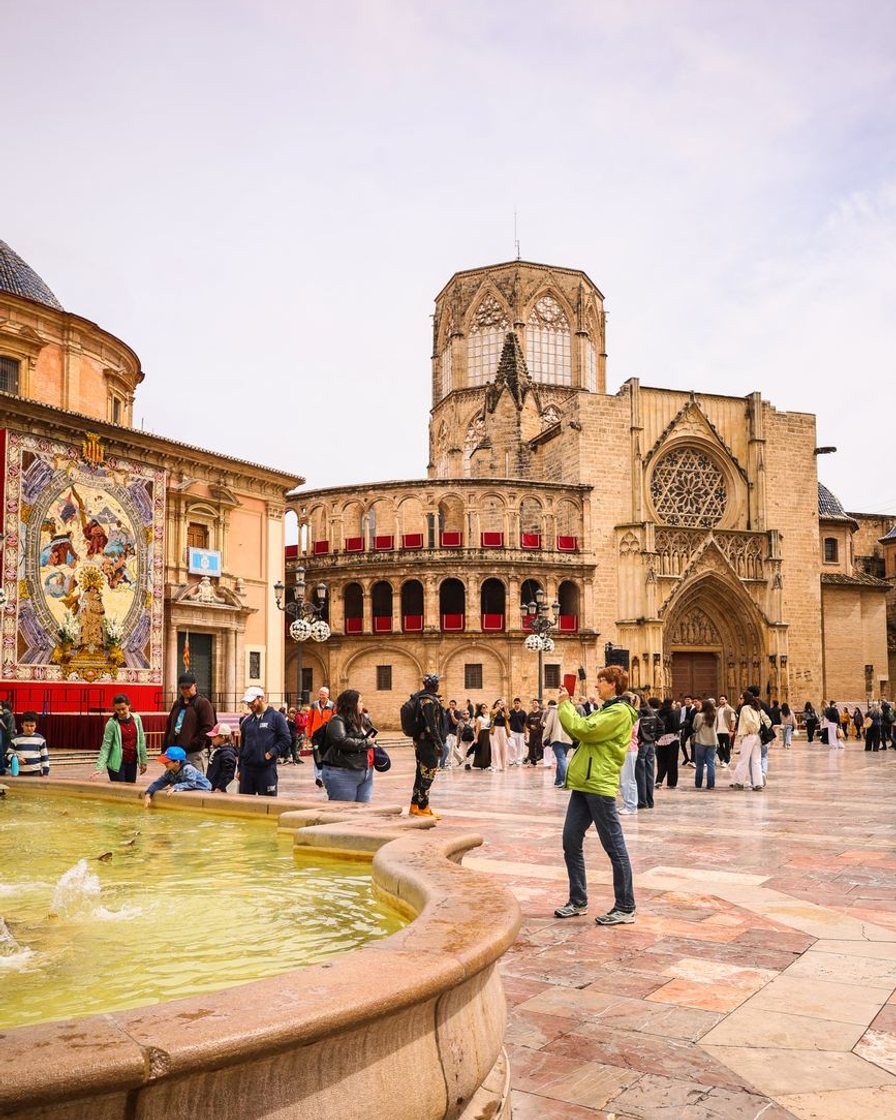 Plaza de la Virgen de Valencia por la mañana con la fuente del Turia en el centro, la basílica al fondo y las primeras terrazas montándose